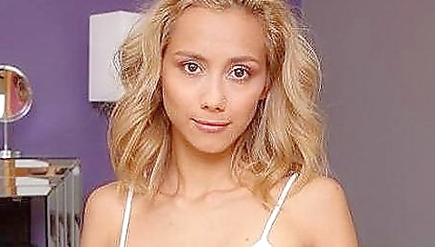 Showereirat bradley her legs and pussy