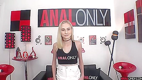 Sexy blondie's wet ass gets fucked