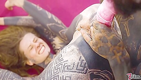 Sexy young chick does it up the ass